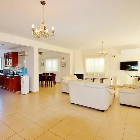 Daphne 4 Bedroom With Large Private Pool *